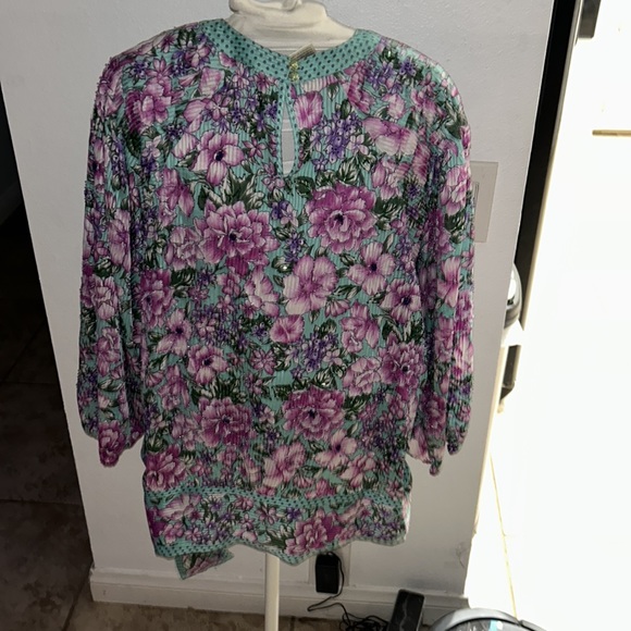 Floral Blouse with ties on the side - Picture 4 of 8